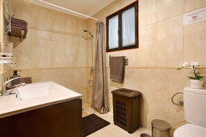 Bruser, hårtørrer, håndklæder