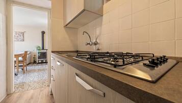 Kühlschrank, Ofen, Herdplatte, Wasserkocher