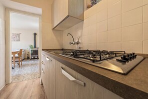 Frigorifero, forno, piano cottura, bollitore elettrico