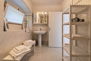 Chuveiro, secador de cabelo, toalhas de banho 