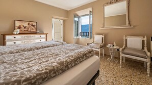 Une chambre à coucher comprenant un lit, une chaise, une commode, un miroir et une fenêtre donnant sur un paysage agréable.