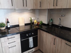 Kjøleskap, mikrobølgeovn, ovn og kokeplater