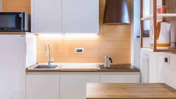 Frigorifero, microonde, forno, piano cottura