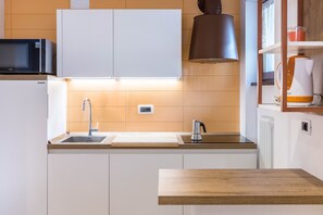 Kühlschrank, Mikrowelle, Ofen, Herdplatte