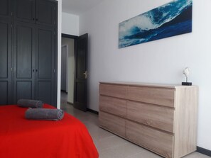 2 makuuhuonetta, silitysrauta/-lauta, ilmainen Wi-Fi, vuodevaatteet