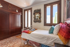 A bedroom with a bed, a wardrobe, a mirror, and a window with a view. - "Casa Mia" with Wi-Fi, Air Conditioning and Terrace (Almunecar)