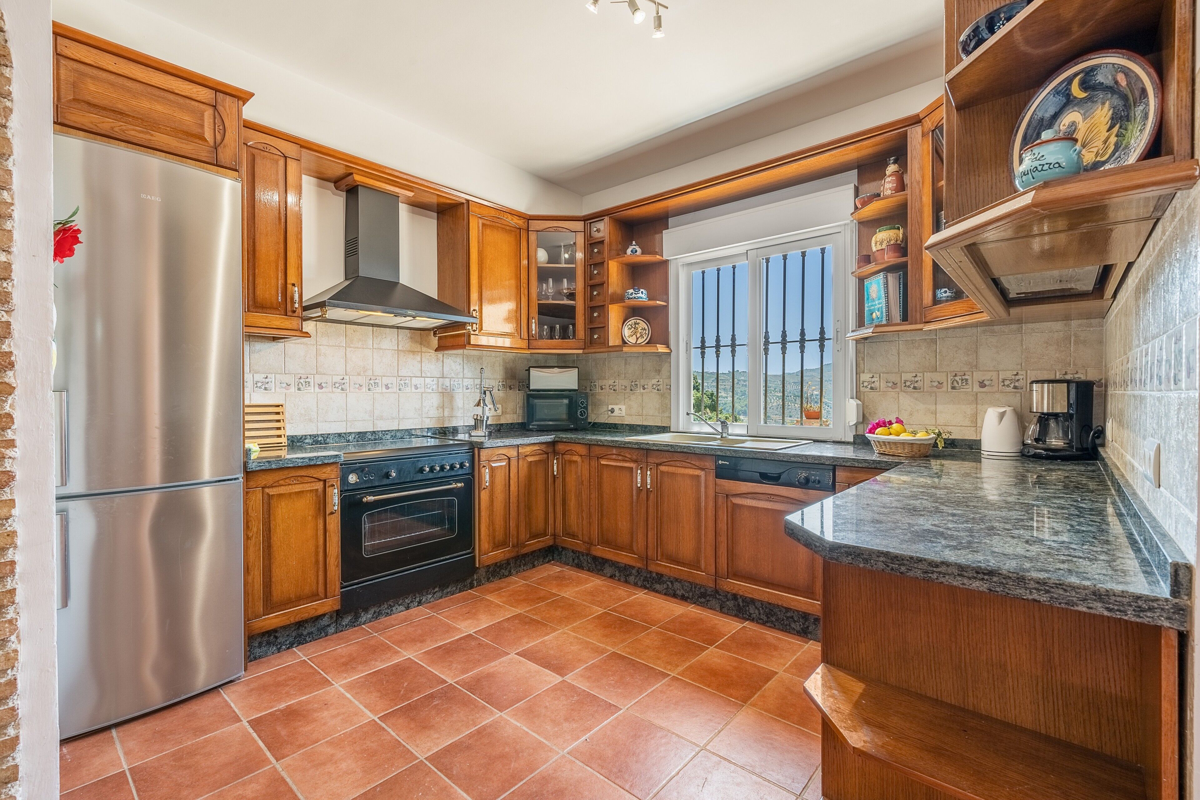 Kylskåp, mikrovågsugn, ugn och spishäll