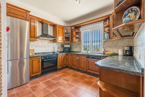 Fridge, microwave, oven, stovetop - Cortijo La Alberquilla – Andalusian Charm with Mountain and Sea Views, Pool, Wi-Fi, and Garden (OTIVAR)