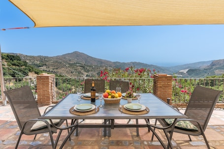 Outdoor dining. Cortijo La Alberquilla – Andalusian Charm with Mountain and Sea Views, Pool, Wi-Fi, and Garden