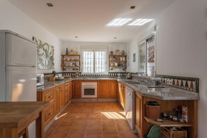 Frigorífic, microones, forn i placa de cuina 