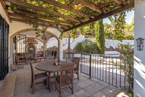 Villa Casa Cristina with Mountain Views, Pool, Garden, Air Conditioning and Wi-Fi