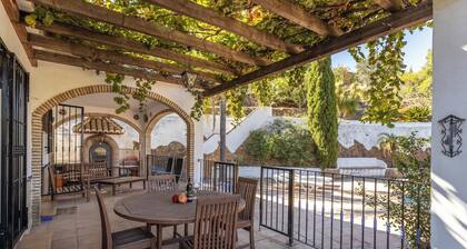 Villa Casa Cristina with Mountain Views, Pool, Garden, Air Conditioning and Wi-Fi