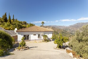 Exterior - Villa Casa Cristina with Mountain Views, Pool, Garden, Air Conditioning and Wi-Fi (Jete)