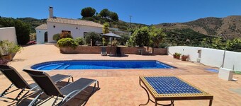 Holiday Home “Casa Laura” with Mountain Views, Pool, Garden, Air Conditioning and Wi-Fi