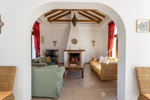 TV, fireplace, DVD player - Holiday Home “Casa Laura” with Mountain Views, Pool, Garden, Air Conditioning and Wi-Fi (Almuñecar)