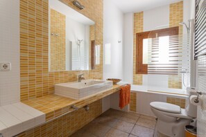 浴缸、風筒、提供毛巾