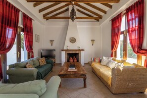 TV, fireplace, DVD player - Holiday Home “Casa Laura” with Mountain Views, Pool, Garden, Air Conditioning and Wi-Fi (Almuñecar)