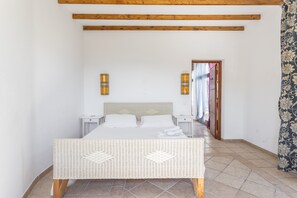 3 bedrooms, iron/ironing board, free WiFi, bed sheets - Holiday Home “Casa Laura” with Mountain Views, Pool, Garden, Air Conditioning and Wi-Fi (Almuñecar)