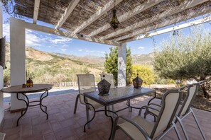 Outdoor dining - Holiday Home “Casa Laura” with Mountain Views, Pool, Garden, Air Conditioning and Wi-Fi (Almuñecar)