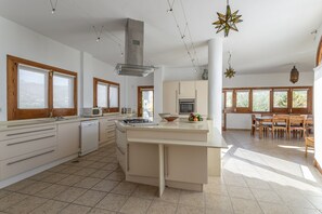 Fridge, microwave, oven, stovetop - Holiday Home “Casa Laura” with Mountain Views, Pool, Garden, Air Conditioning and Wi-Fi (Almuñecar)