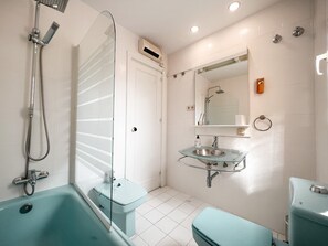 Bathtub, hair dryer, towels - Nice Villa in Nueva Andalucia with Mountain View, Pool, Wi-Fi, A/C, Terraces & Garden (Nueva Andalucía)