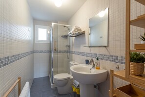 Badewanne, Haartrockner, Handtücher