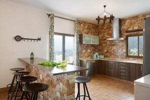 Fridge, microwave, oven, stovetop - Vacation Home La Llave with Mountain View, Sea View, Pool, Wi-Fi, Terraces & Garden (Valsequillo)