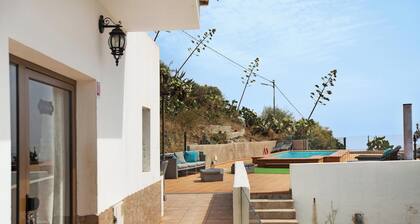 Vacation Home La Llave with Mountain View, Sea View, Pool, Wi-Fi, Terraces & Garden