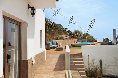 Vacation Home La Llave with Mountain View, Sea View, Pool, Wi-Fi, Terraces & Garden
