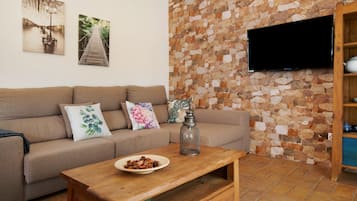 Een televisie en een open haard