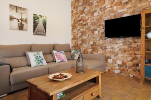 Una televisión, una chimenea