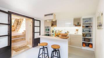 Een koelkast, een oven, een kookplaat, een vaatwasser