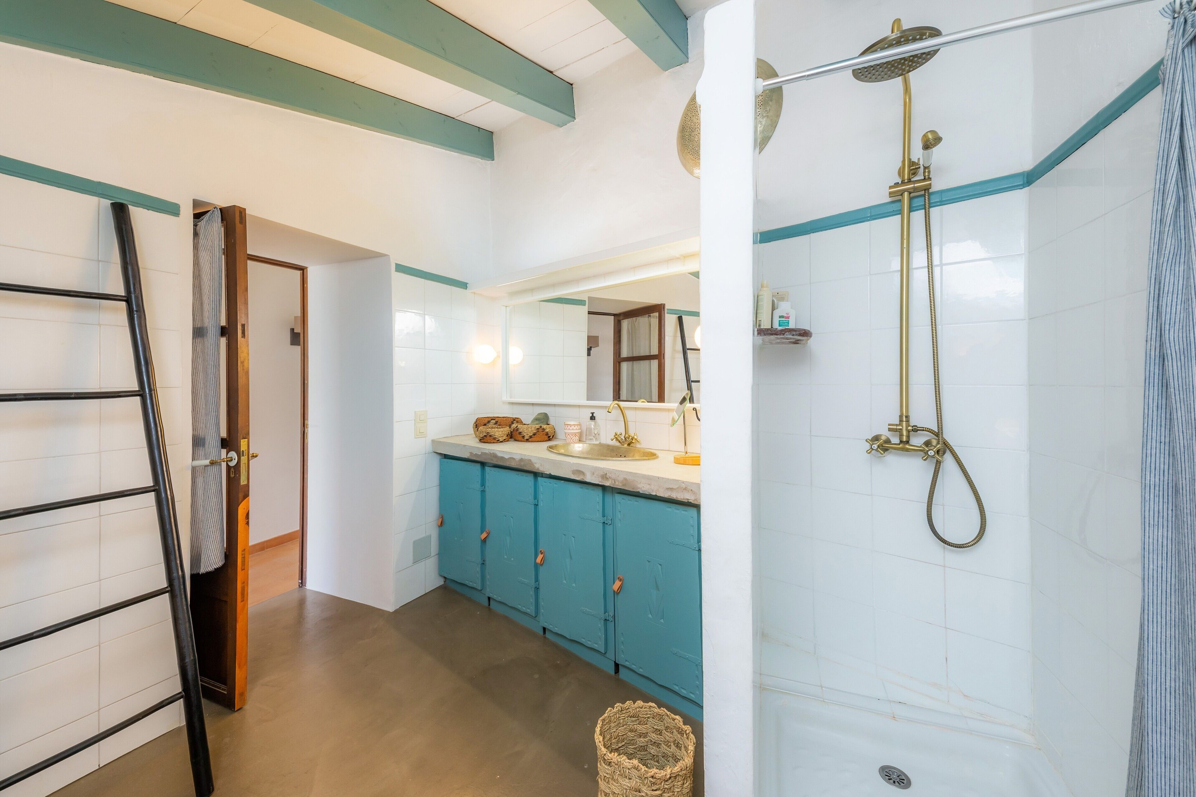 Ein Badezimmer mit Dusche, Waschbecken und Spiegel.