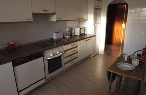 Een koelkast, een magnetron, een oven, een kookplaat