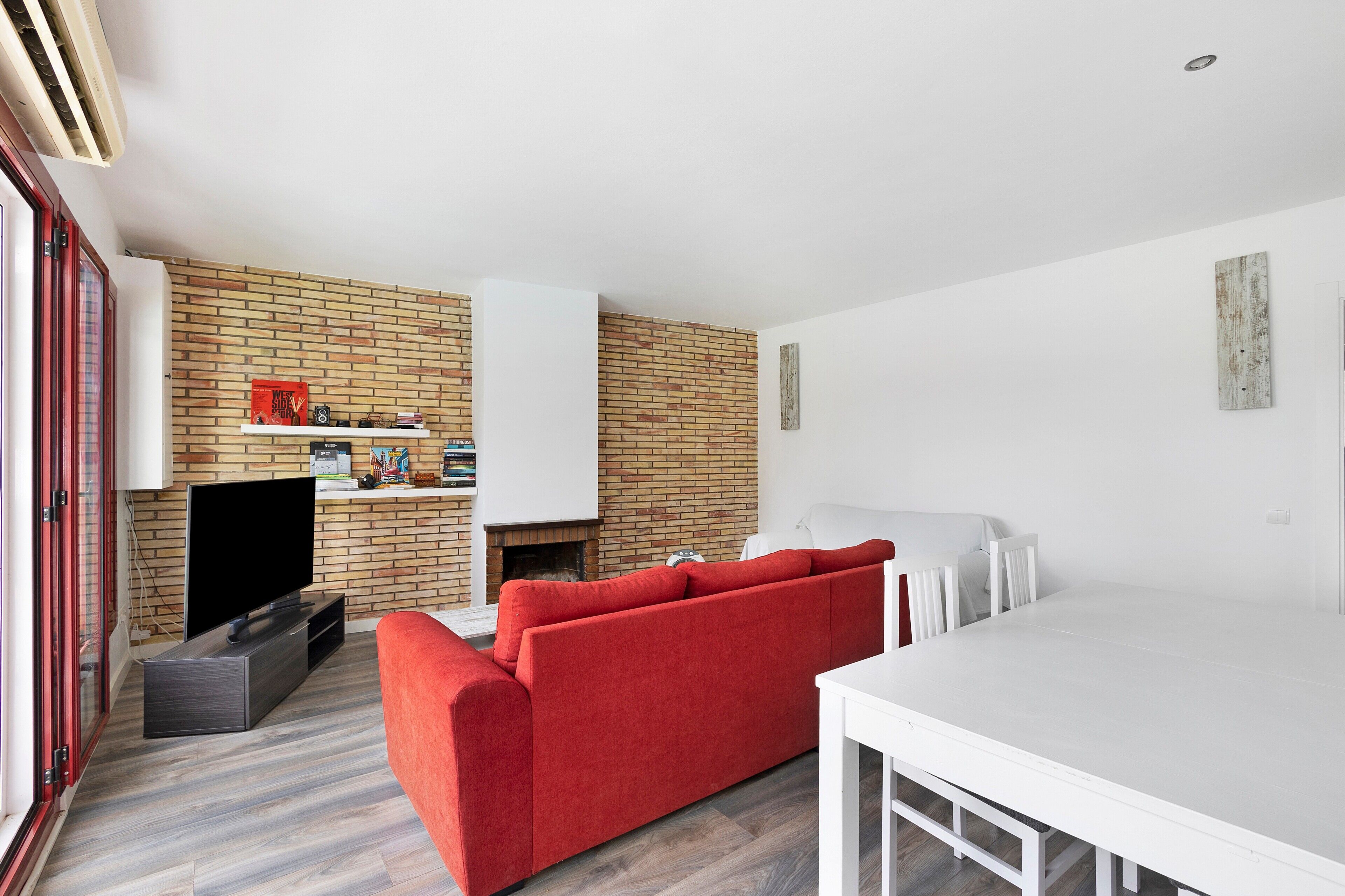 TV, fireplace