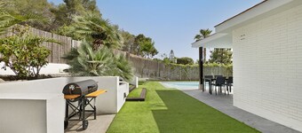 Holiday Home with Moutain View, Private Pool, A/C & WiFi