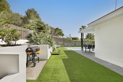 Holiday Home with Moutain View, Private Pool, A/C & WiFi