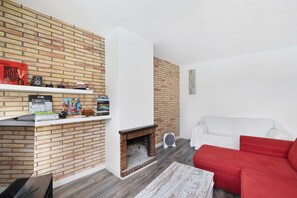 Interior - Holiday Home with Moutain View, Private Pool, A/C & WiFi (SANT PERE DE RIBES)