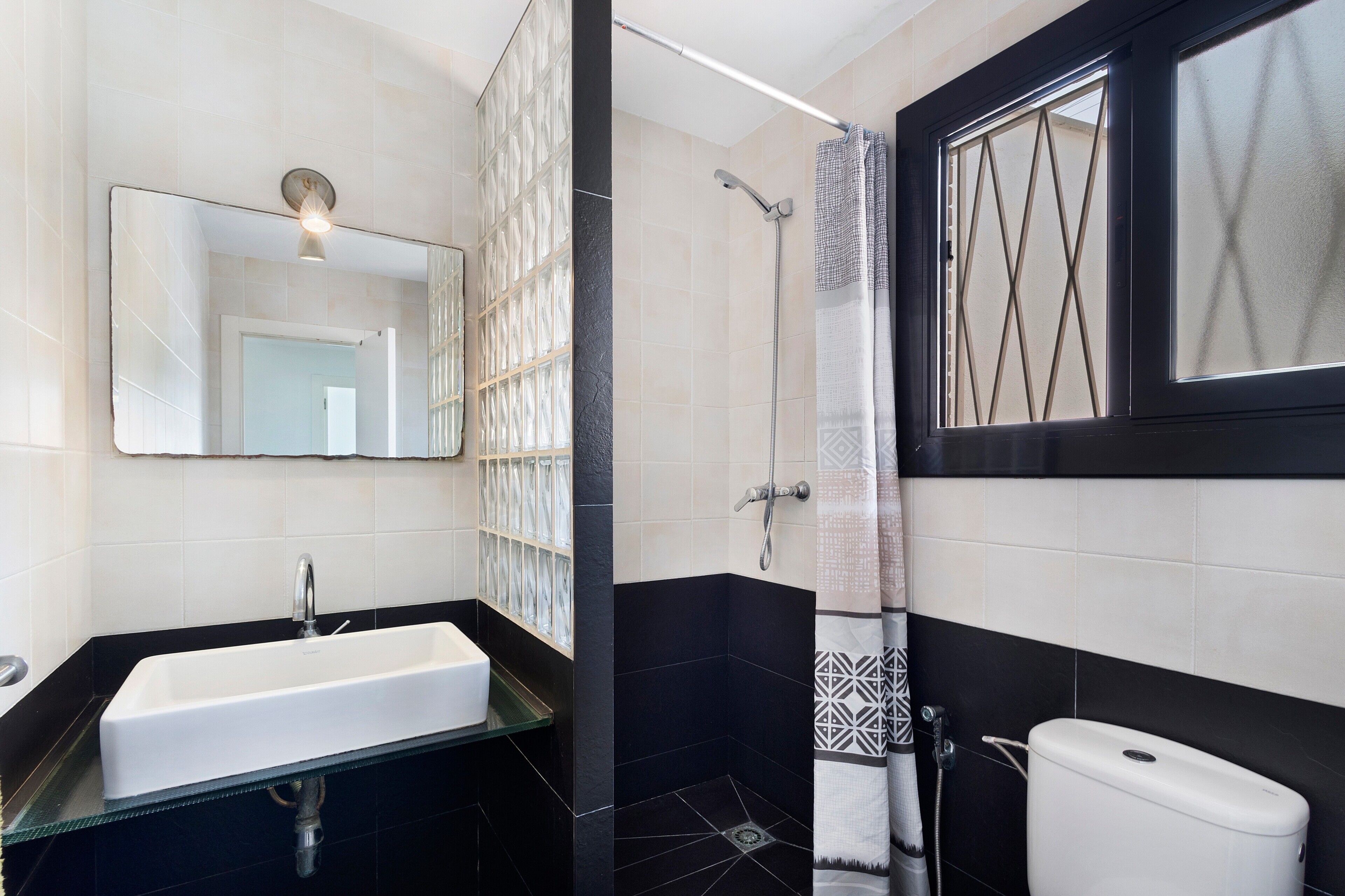 Een douche, een haardroger, handdoeken