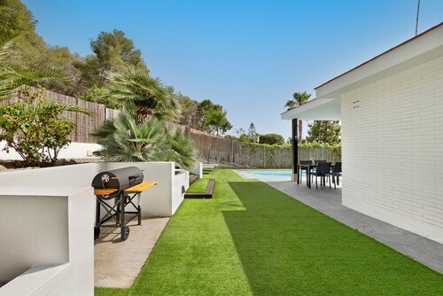 Holiday Home with Moutain View, Private Pool, A/C & WiFi