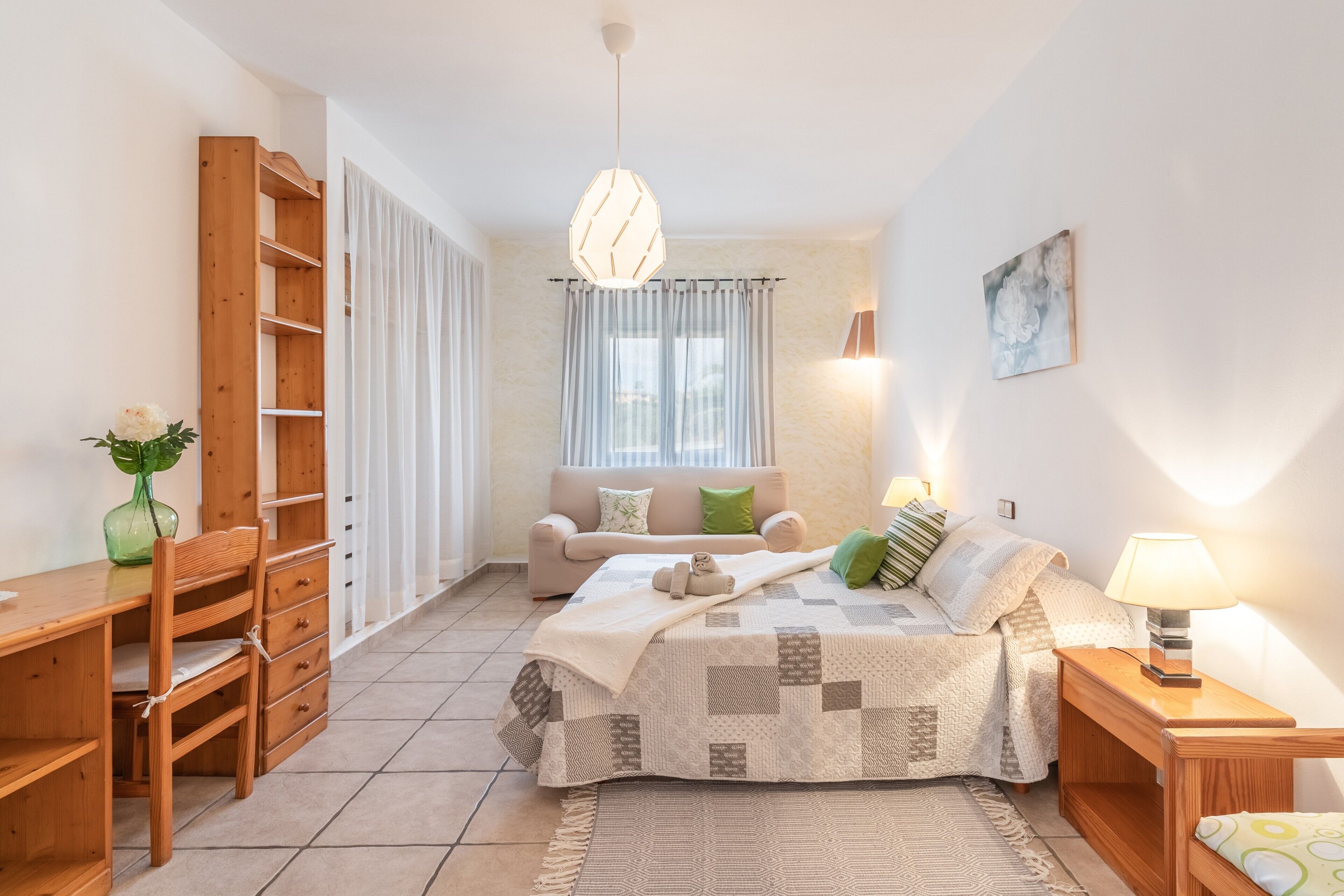 4 bedrooms, iron/ironing board, free WiFi, bed sheets