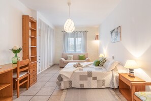 4 slaapkamers, een strijkplank/strijkijzer, gratis wifi, beddengoed