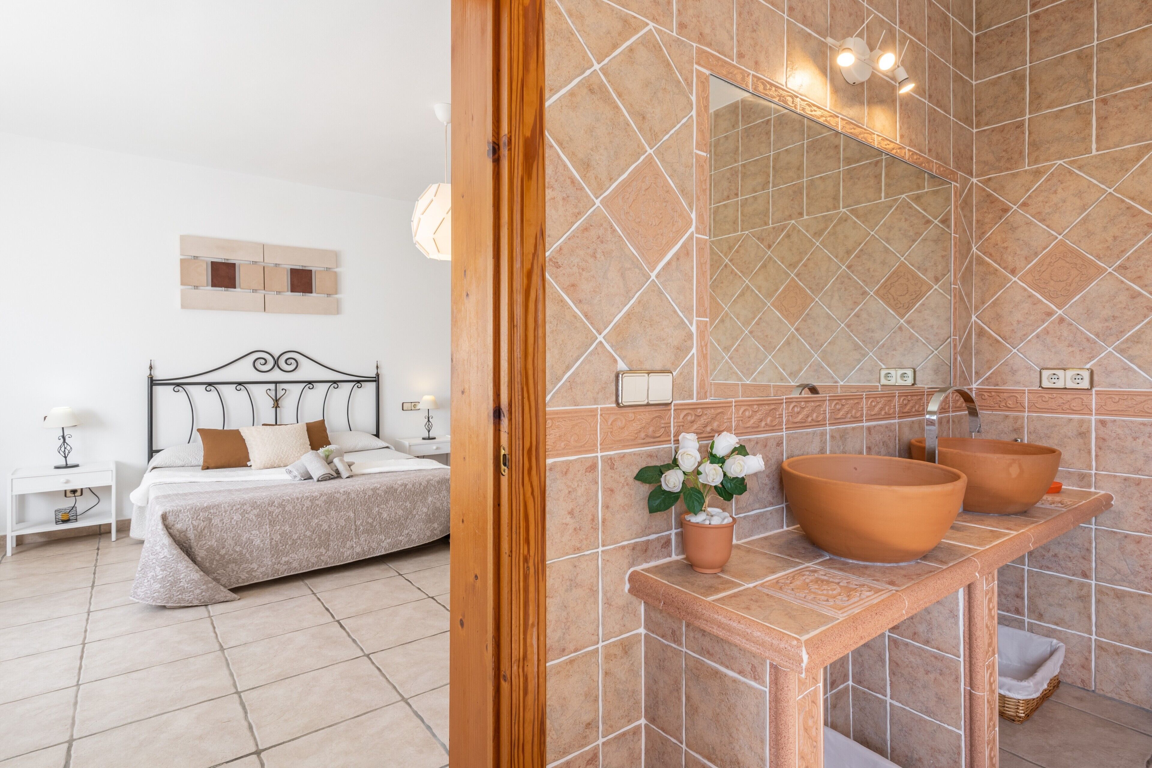 4 bedrooms, iron/ironing board, free WiFi, bed sheets