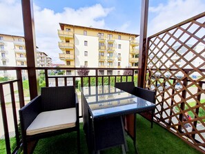 Unclassified image, 2 of 23, button