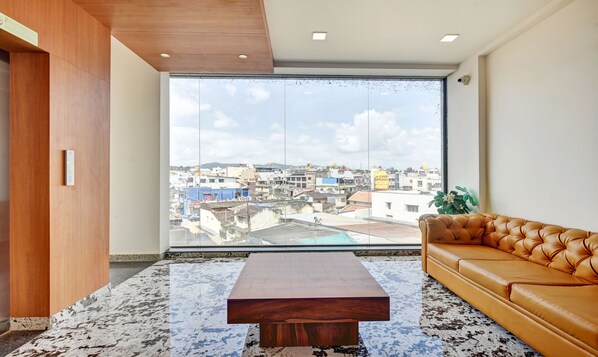 Lobby sitting area - Itsy Hotels Shrey'S Inn Mallandur Road (Chikkamagaluru)