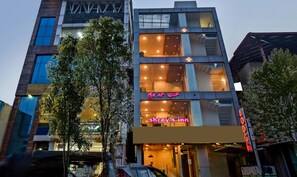 Front of property - evening/night - Itsy Hotels Shrey'S Inn Mallandur Road (Chikkamagaluru)