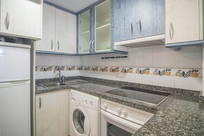 Een koelkast, een microgolfoven, een oven