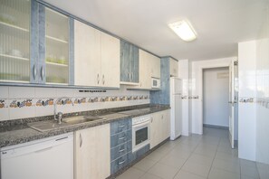 Køleskab, mikrobølgeovn, ovn, kogeplade