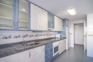 Réfrigérateur, micro-ondes, four, lave-vaisselle