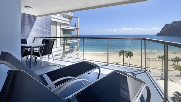 A balcony with a view of the beach and ocean. - First line / Wifi / Spa / Seaviews / Heated pool / Pets (Calpe)